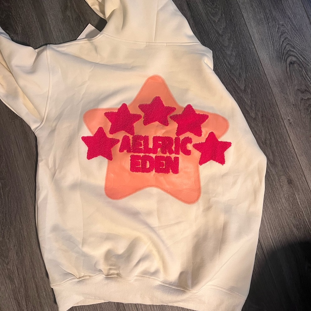 New with tags sweatshirt. Very oversized, fits more like an XL